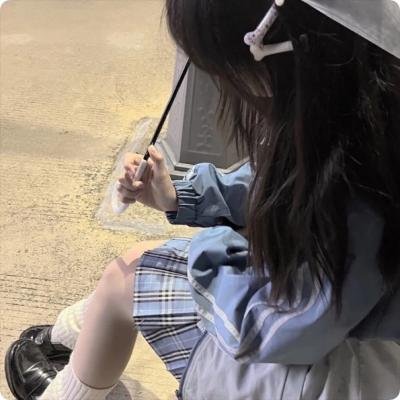 穿黄靴子的女孩